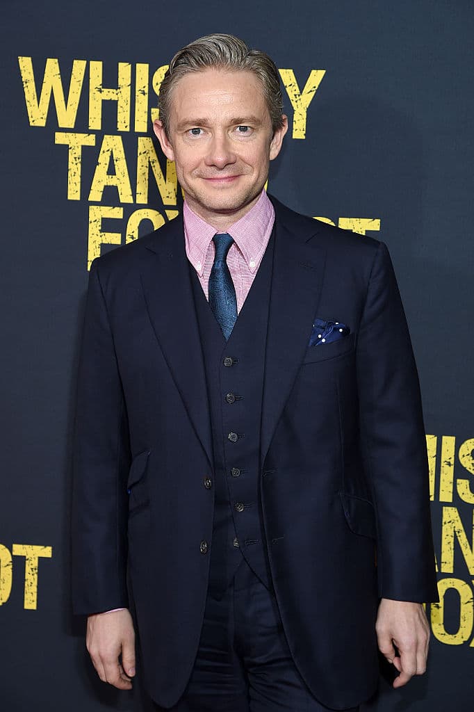 Un Smaug enfurecido vuela hacia la Ciudad del Lago para acabar con cualquier resto de vida. Obsesionado con las enormes riquezas en su poder, el rey enano Thorin se vuelve codicioso, mientras Bilbo intenta hacerle entrar en razón haciendo algo desesperado y peligroso. Pero hay aún mayores peligros por delante. Sin la ayuda del mago Gandalf, su gran enemigo Sauron ha enviado legiones de orcos hacia la Montaña Solitaria en un ataque épico.
<br>