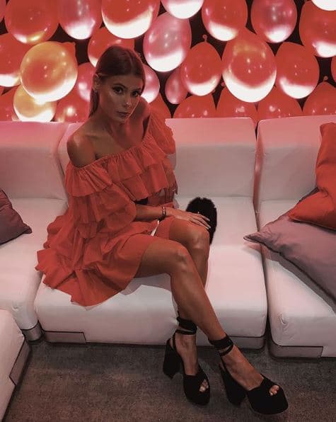 Carol Cabrino, esposa de Marquinhos, también estuvo presente y llamó la atención.