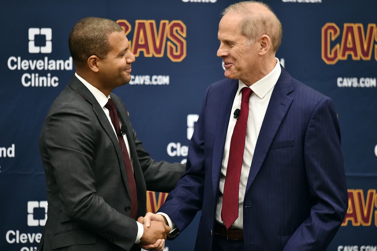 Cleveland desea que la transición del básquet NCAA de John Beilein a la NBA sea lo más tersa posible. Y para ello le contrataron unasistente de gran talla como JB Bickerstaff, quien será uno de los asistentes mejor pagados de la Liga.