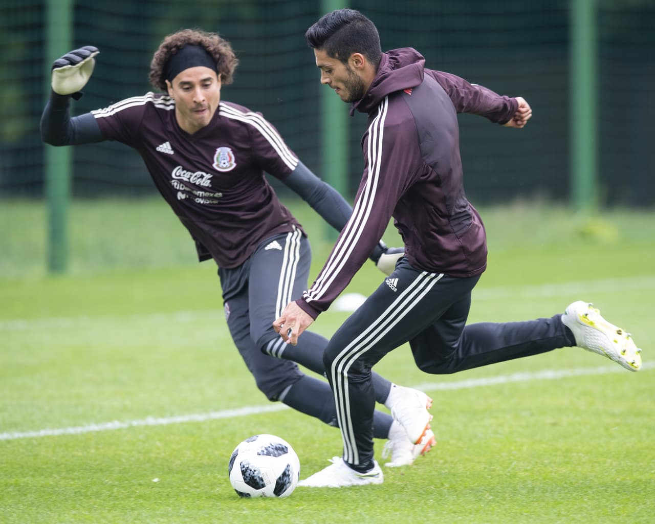 Raúl Jiménez recibe nuevo jersey de América de parte de Memo Ochoa