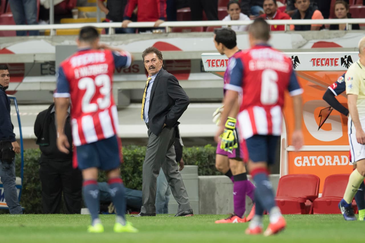 Al final del partido, el técnico Ricardo La Volpe también fue expulsado por una agresión a Jesús Sánchez.