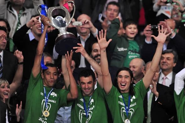 Los monarcas griegos cuentan con gente como Jean-Alain Boumsong, Djibril Cissé, Gilberto Silva y los 'locales' Giorgos Karagounis y Kostas Katsouranis.