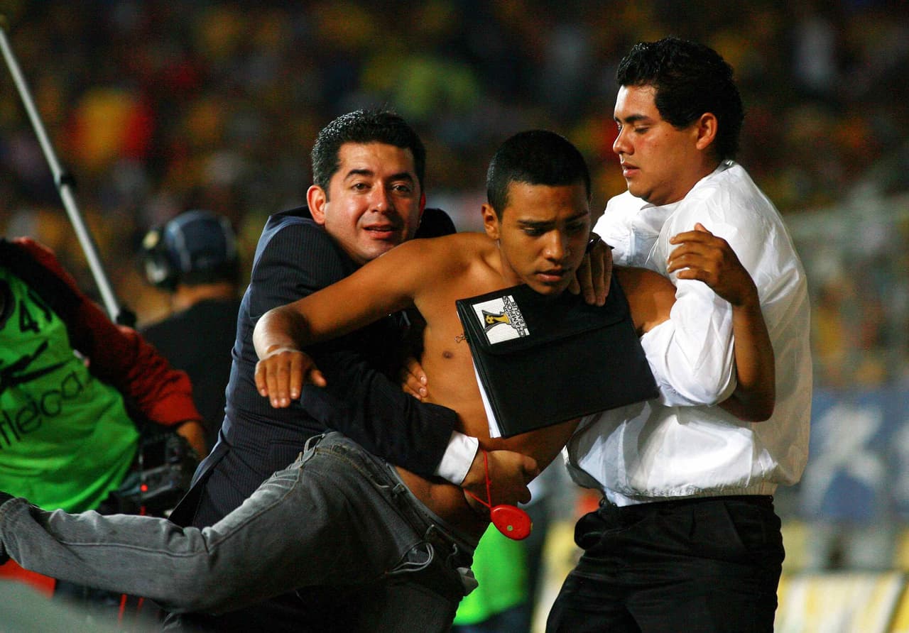 Al final, las autoridades pudieron controlar el desorden que se vivió entre jugadores e hinchas.