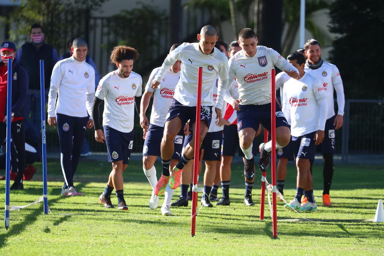 Las Chivas del Guadalajara se preparan con fuertes entrenamientos en Verde Valle para su primera fecha del torneo Guard1anes 2021, que será este viernes a las 19:30 ante el equipo de Puebla en el Estadio Cuauhtémoc.