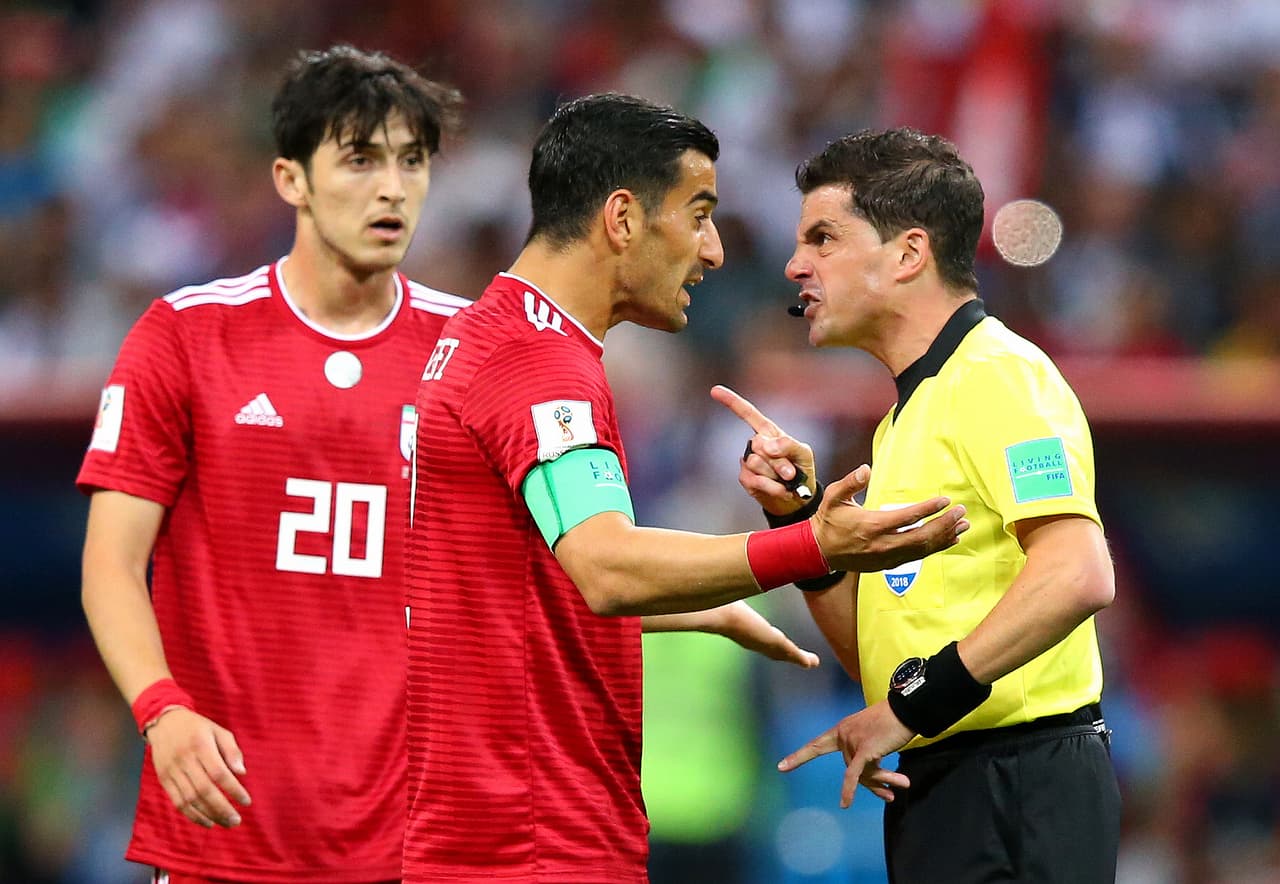 Asistente de Irán acabó en el hospital tras el gol anulado por el VAR