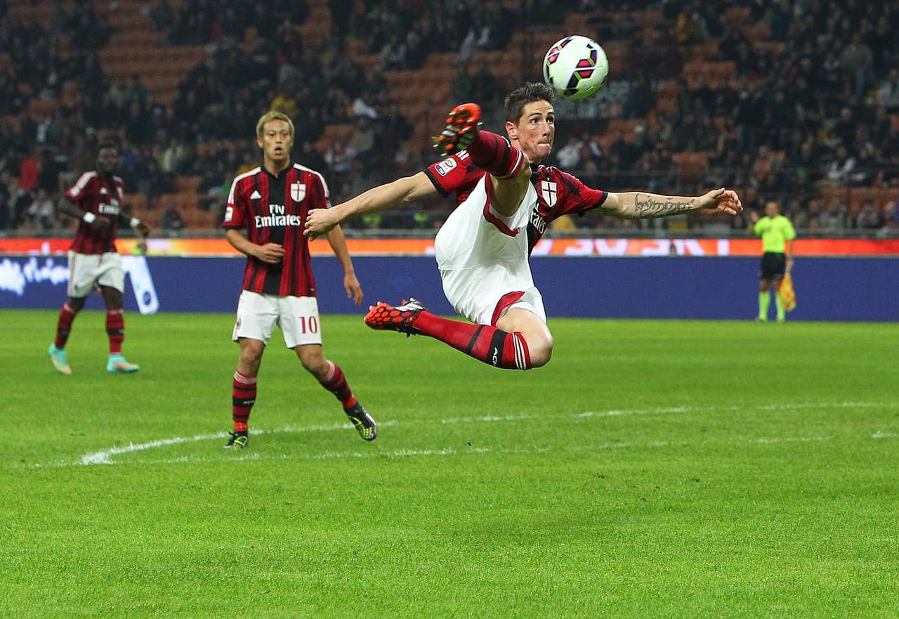 En 2014, ante la falta de minutos, salió cedido hacia el Milan. Apenas jugó 10 partidos y anotó un gol.