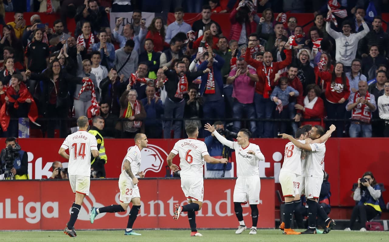 Los jugadores del Sevilla celebraban lo que parecía una victoria clara.