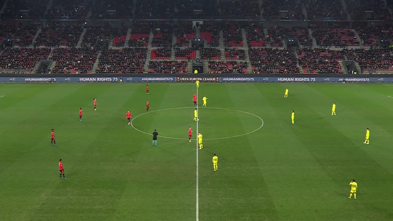 Arranca el partido y la pelota está en juego.