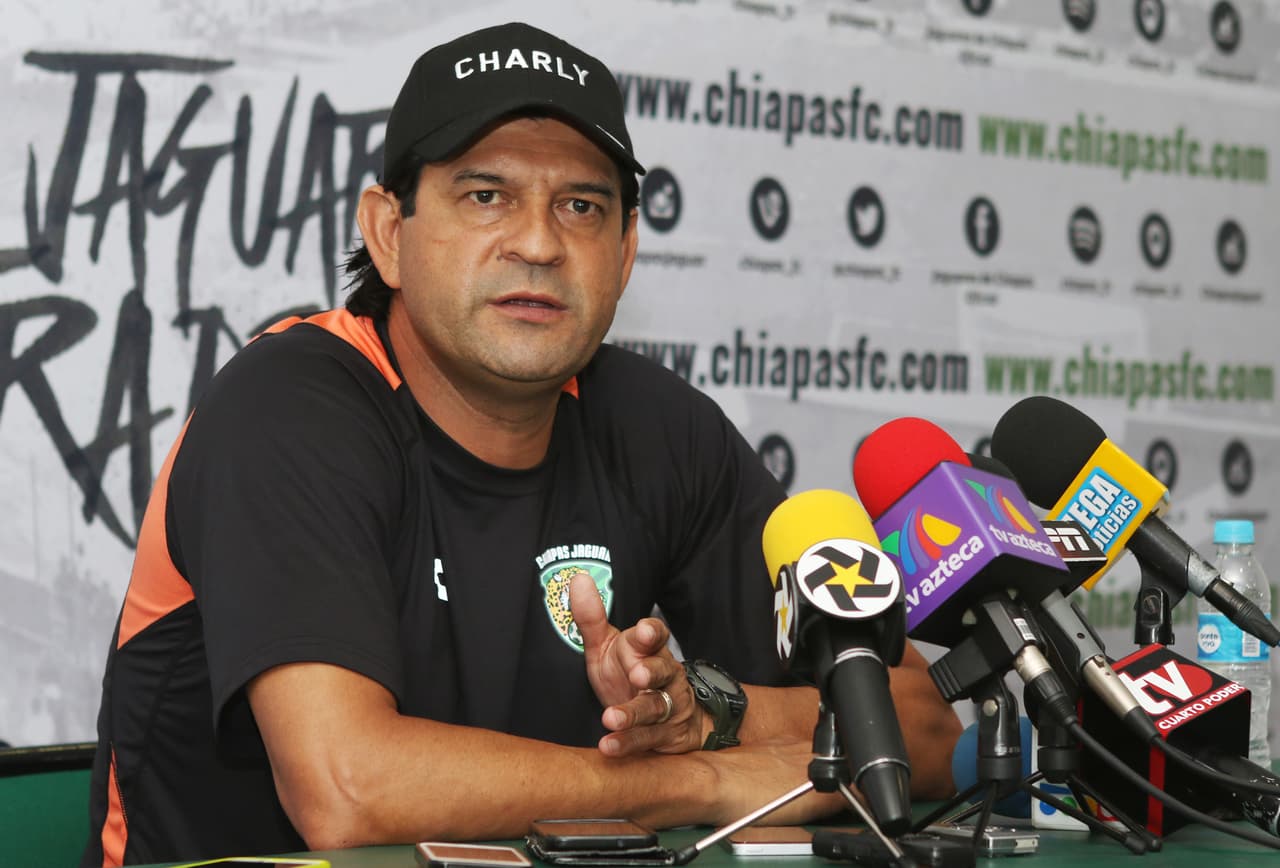 Las cosas no salieron como se esperaba y muy pronto presentó su renuncia al equipo.