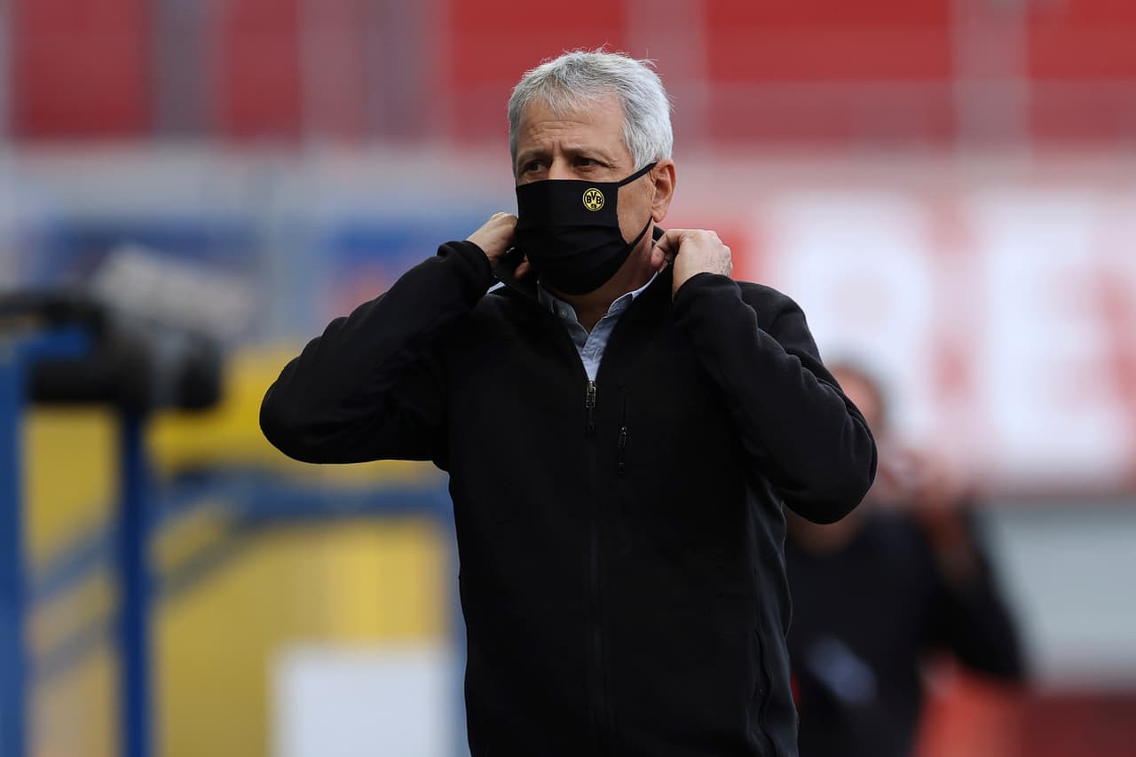 El técnico del Dortmund, Lucien Favre, no olvida la snormas de higiene.