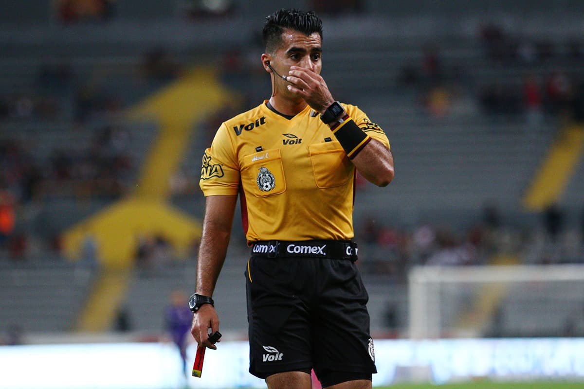 El árbitro Adonai Escobedo no tuvo problemas en la dirección del partido.