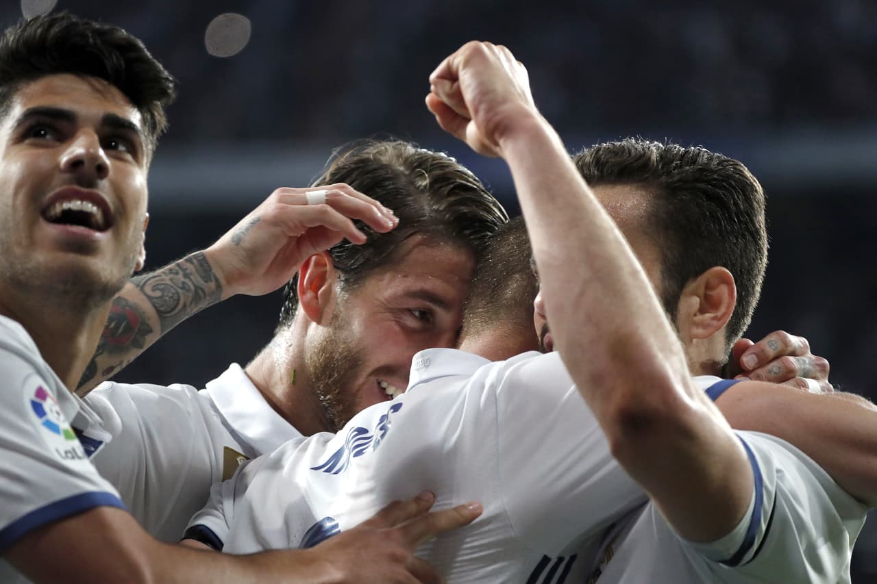 GRA649. MADRID, 14/05/2017.- El centrocampista alemán del Real Madrid Toni Kroos (2d) celebra su gol, cuarto del equipo ante el Sevilla FC, durante el encuentro correspondiente a la jornada 37 de Liga en Primera División que Real Madrid y Sevilla FC disputan esta tarde en el estadio Santiago Bernabéu, en Madrid. EFE/Ángel Díaz