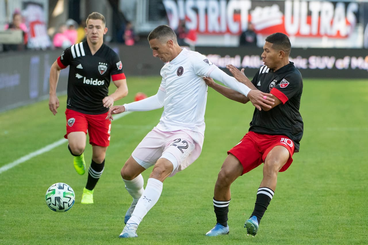 Ben Sweat sale jugando y de paso dribla a Edison Flores, que no consigue robar el balón.