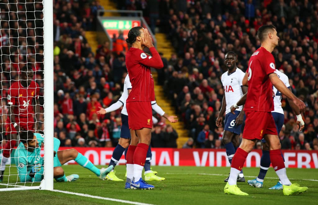 Virgil se lamenta tras la atajada que evita el gol del Liverpool.