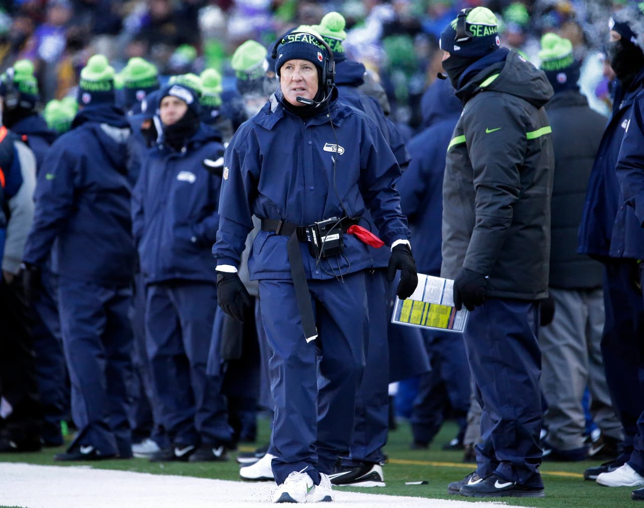 El entrenador en jefe de Seattle, Pete Carroll, dando las instrucciones necesarias para avanzar.