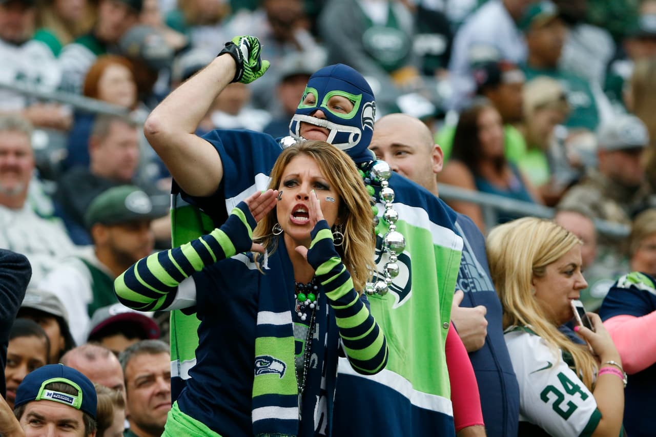 Los outfits, los gritos, las porras, carteles y autógrafos, todo lo que un fan NFL lleva a los partidos.