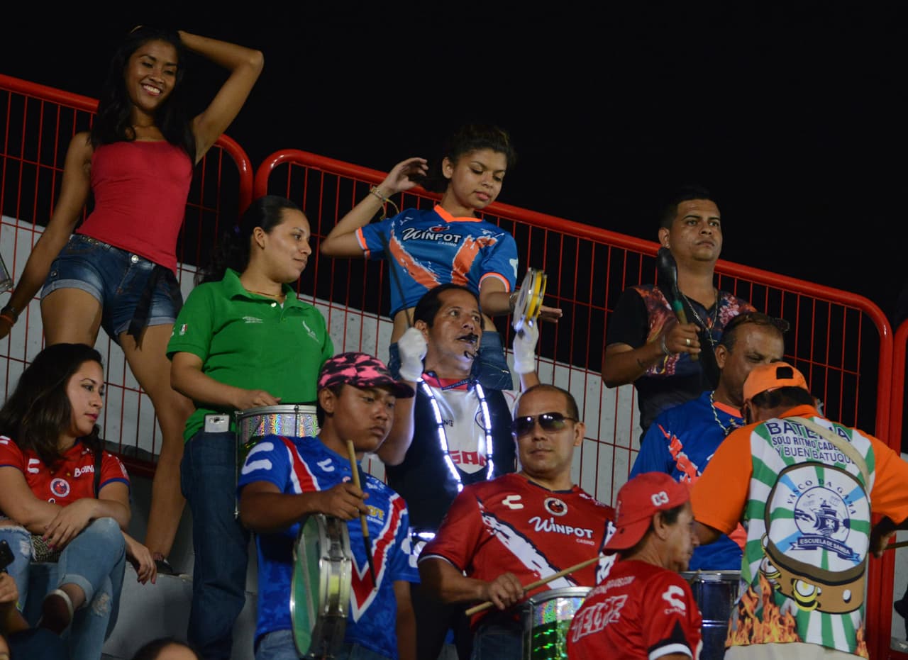 El colorido de la afición en la Jornada 15