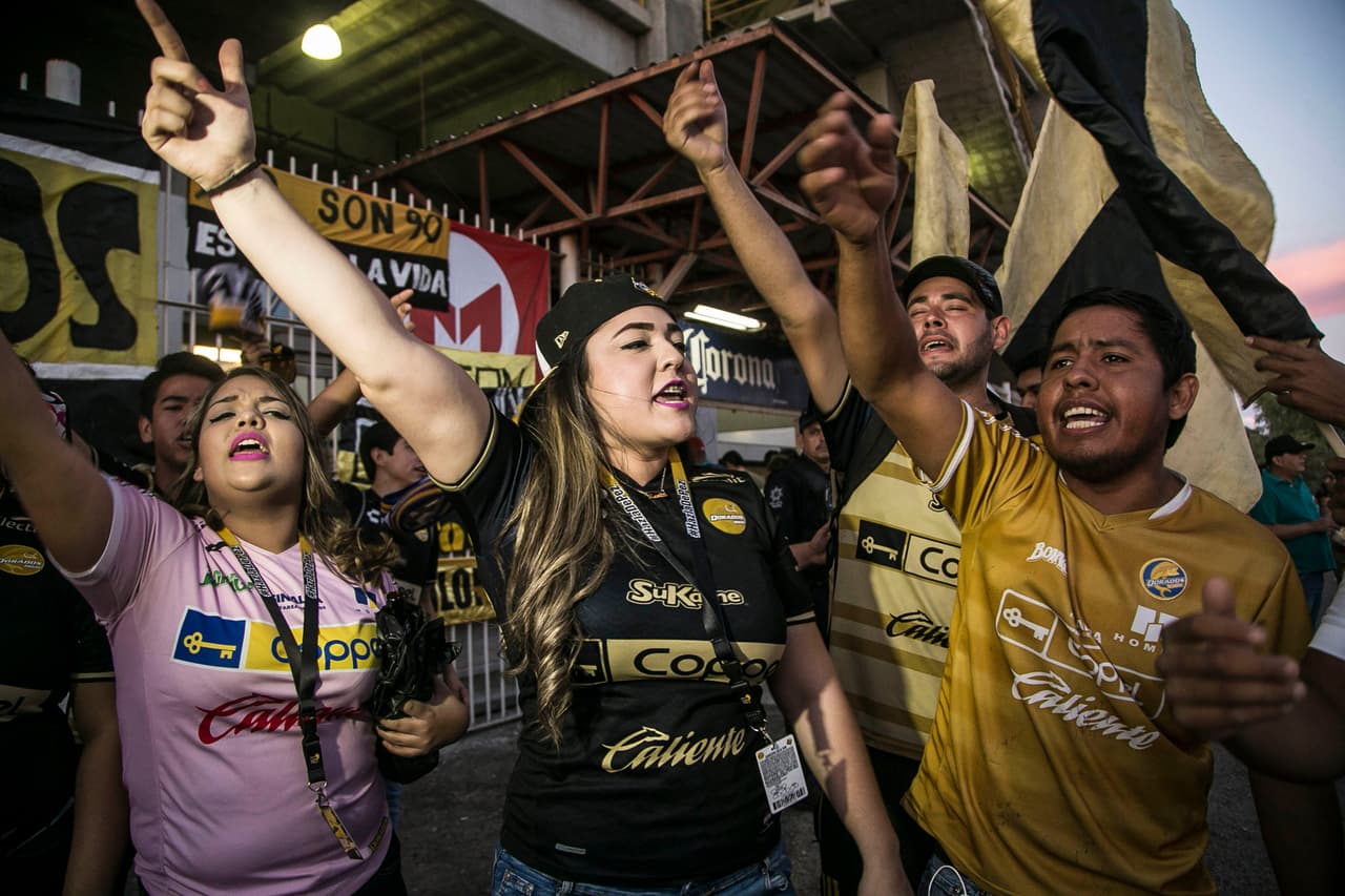 El colorido de la afición en la Jornada 15