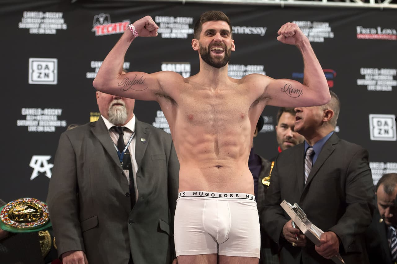 Este viernes, en el Madison Square Garden de Nueva York, Saúl 'Canelo' Álvarez y Rocky Fielding realizaron el popular pesaje antes de su combate de este sábado en el mismo recinto. Su promotores, Óscar De La Hoya y Eddie Hearn, estuvieron presentes en una jornada en la que también se pesaron los peleadores que completan la cartelera.