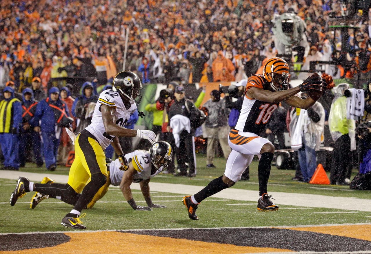 16 / A.J. GREEN - WR - CINCINNATI BENGALS - El líder receptor de los Bengals cumplió su quinta temporada NFL consecutiva superando las 1,000 yardas. En 2015 tuvo 86 recepciones para 1,297 yardas con 10 touchdowns. Mantuvo el promedio registrado en 2015 de 15.1 yardas por recepción. Mejoró 21 lugares en el Top 100 respecto al año pasado cuando fue ubicado 37.