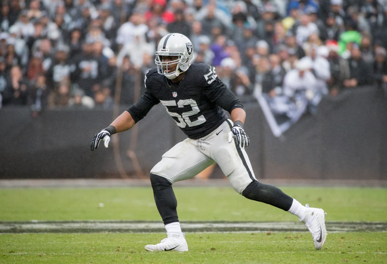 13 / KHALIL MACK - DE - OAKLAND RAIDERS - Su segunda campaña en la NFL resultó brillante luego de terminar con 15 capturas de quarterback, segunda cifra más alta de la Liga por debajo de las 17.5 de J.J. Watt. De esas 15 tuvo 5 en un solo partido y nada menos en Denver contra los Broncos. Mejoró 36 lugares en el Top 100 respecto al año pasado donde fue ubicado en el sitio 49.