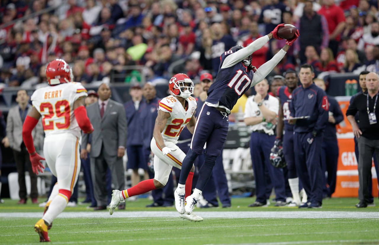 19 / DEANDRE HOPKINS - WR - HOUSTON TEXANS - En apenas 3 temporadas se convirtió en súper estrella de los Texans y de la NFL. Su consistencia es ejemplar, nunca se ha ausentado de un partido en 3 años. En 2015 atrapó 111 pases para 1,521 yardas con 11 touchdowns, todo sin un quarterback titular fijo. El año pasado no fue incluido en el Top 100.