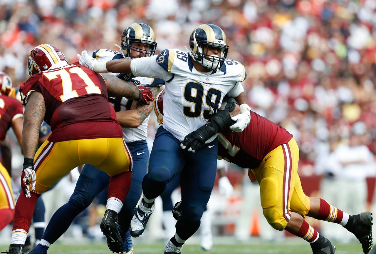 14 / AARON DONALD - DT - LOS ANGELES RAMS - Líder de los Rams en capturas de quarterback con 11, cifra desde su posición de tackle defensivo. Apenas en su segunda temporada ya se convirtió en elemento dominante. En 2015 registró 69 tackleadas, 43 en forma individual. Su ascenso en el Top 100 fue espectacular. Mejoró 78 lugares. El año pasado apenas hizo el corte al ser ubicado 92.