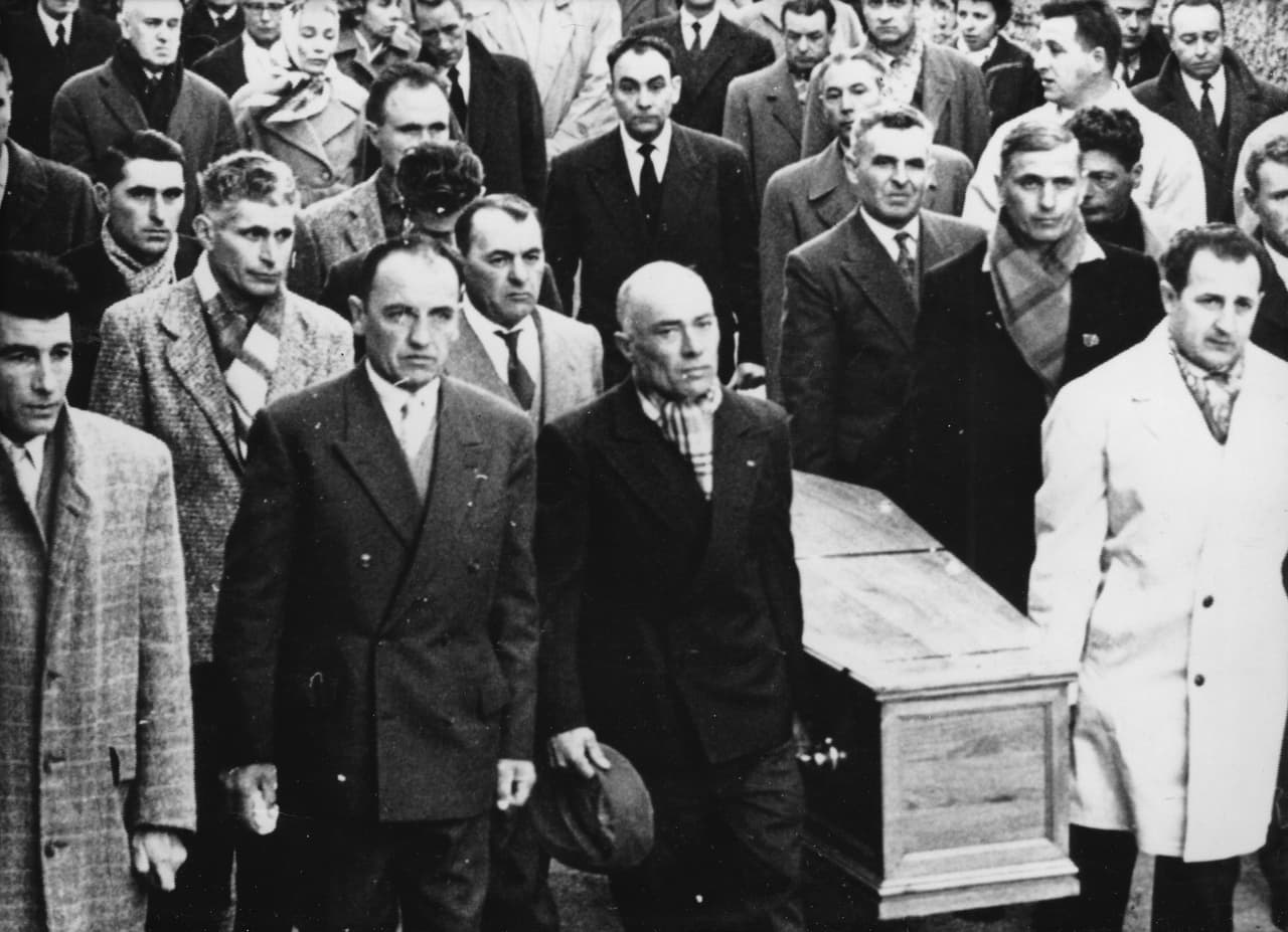 Aunque hay desacuerdos literarios, Albert Camus está entre los grandes novelistas franceses de todos los tiempos junto con
<b>Honoré Balzac y Gustave Flaubert.</b>