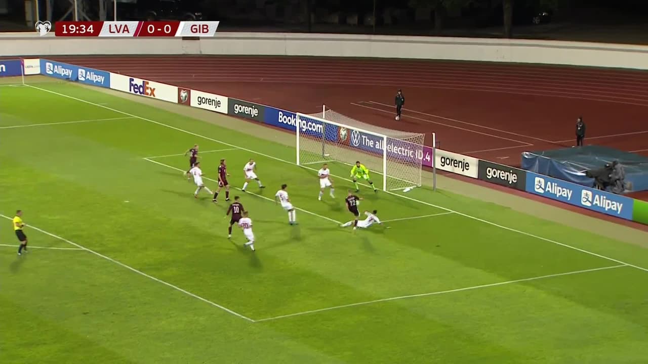 ¡TIRO ATAJADO! disparo por Vladislavs Gutkovskis.