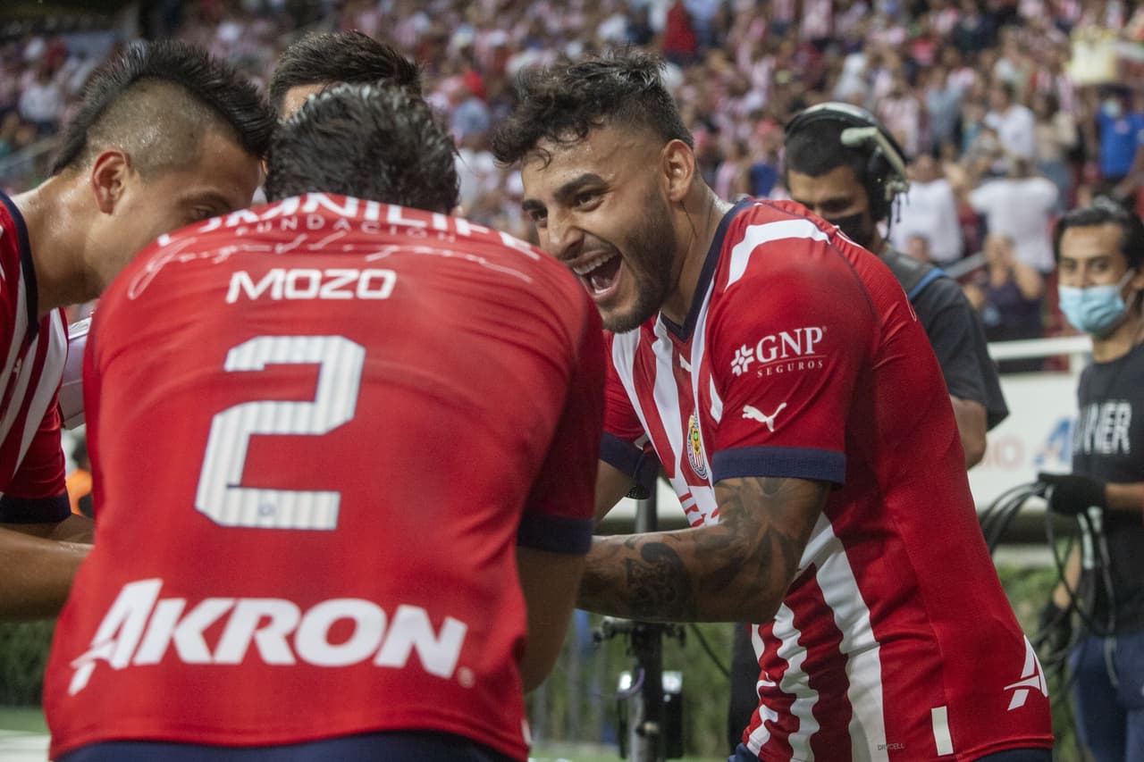Chivas sigue sin ganar en el Apertura 2022 y ahora fue víctima de un arbitraje muy polémico y con el VAR que de poco ayudó a un partido que terminó con 10 hombres y ante un León que tampoco supo competir en los últimos minutos.