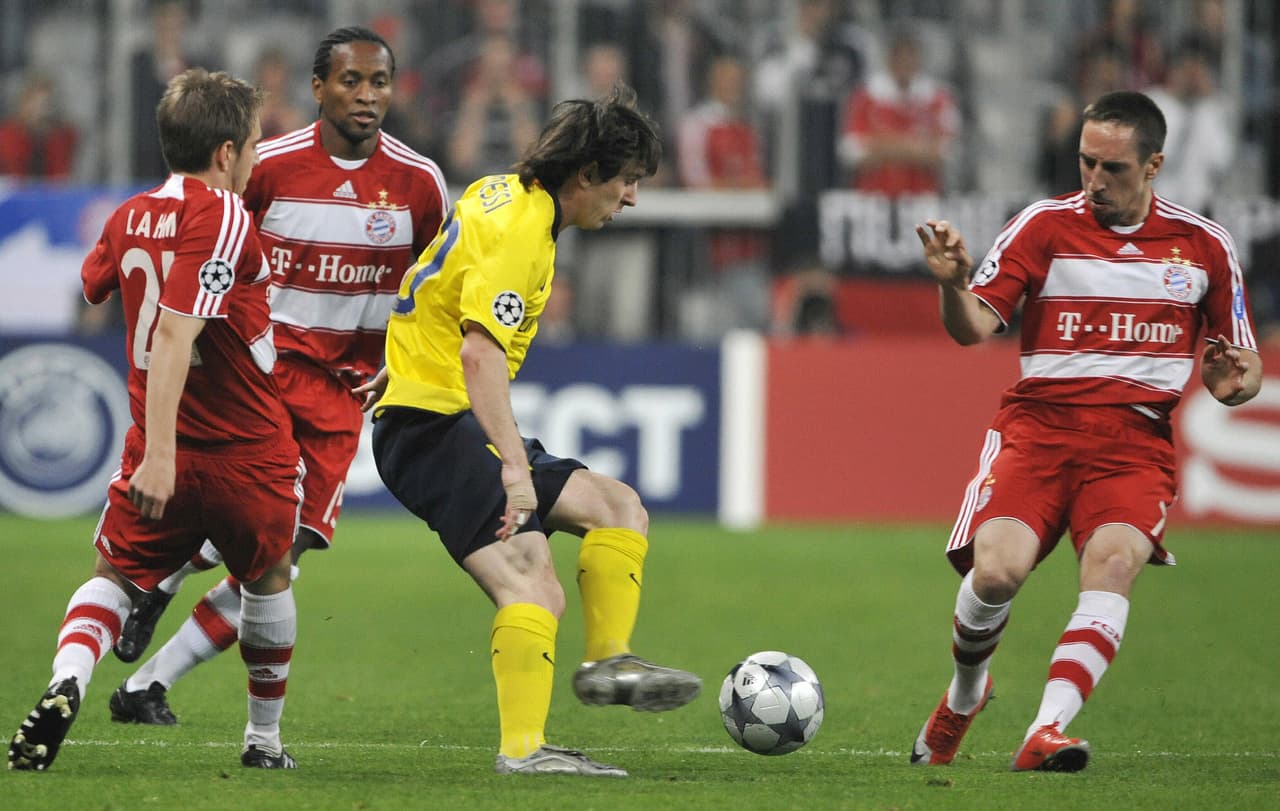 La playera roja de Lahm con Bayern Munich es uno de los recuerdos que guarda el crack argentino.
