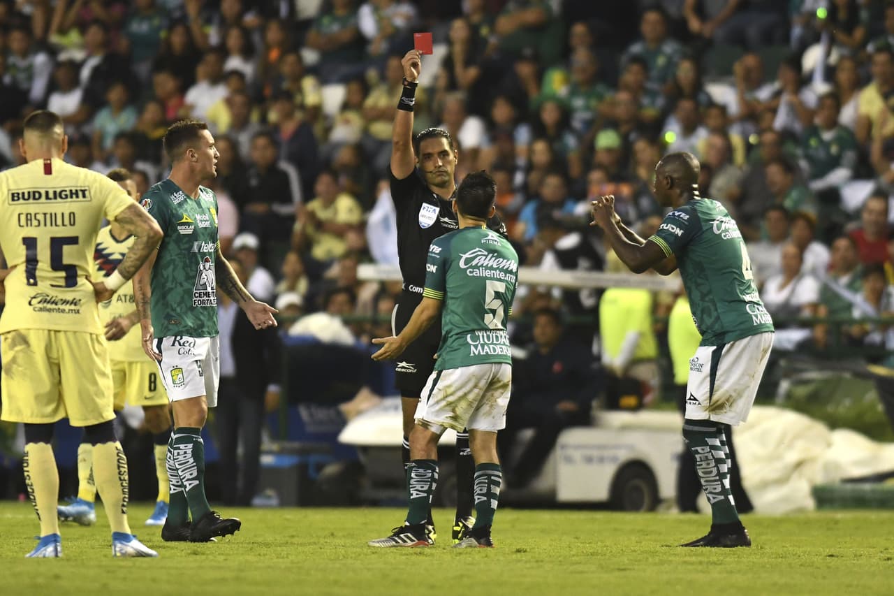Fernando Navarro se llevó la tarjeta roja.