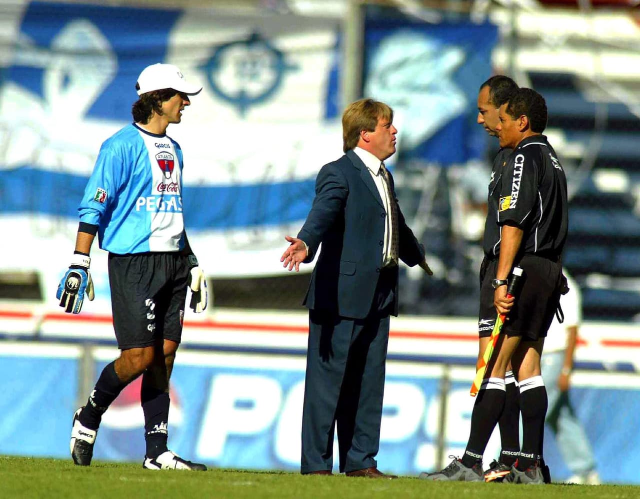 Su carácter puede llegar a desbordarse. Tanto así que aun sus jugadores tienen que calmarle los ánimos.