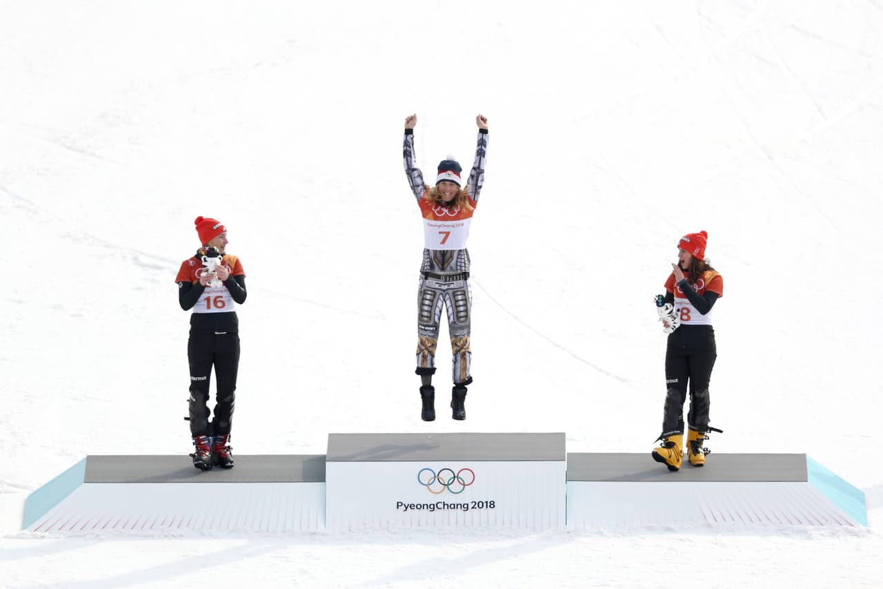 No solo por su atuendo sino por el mérito deportivo, Ledecka brilló en lo más alto del podio en el snowboard.
