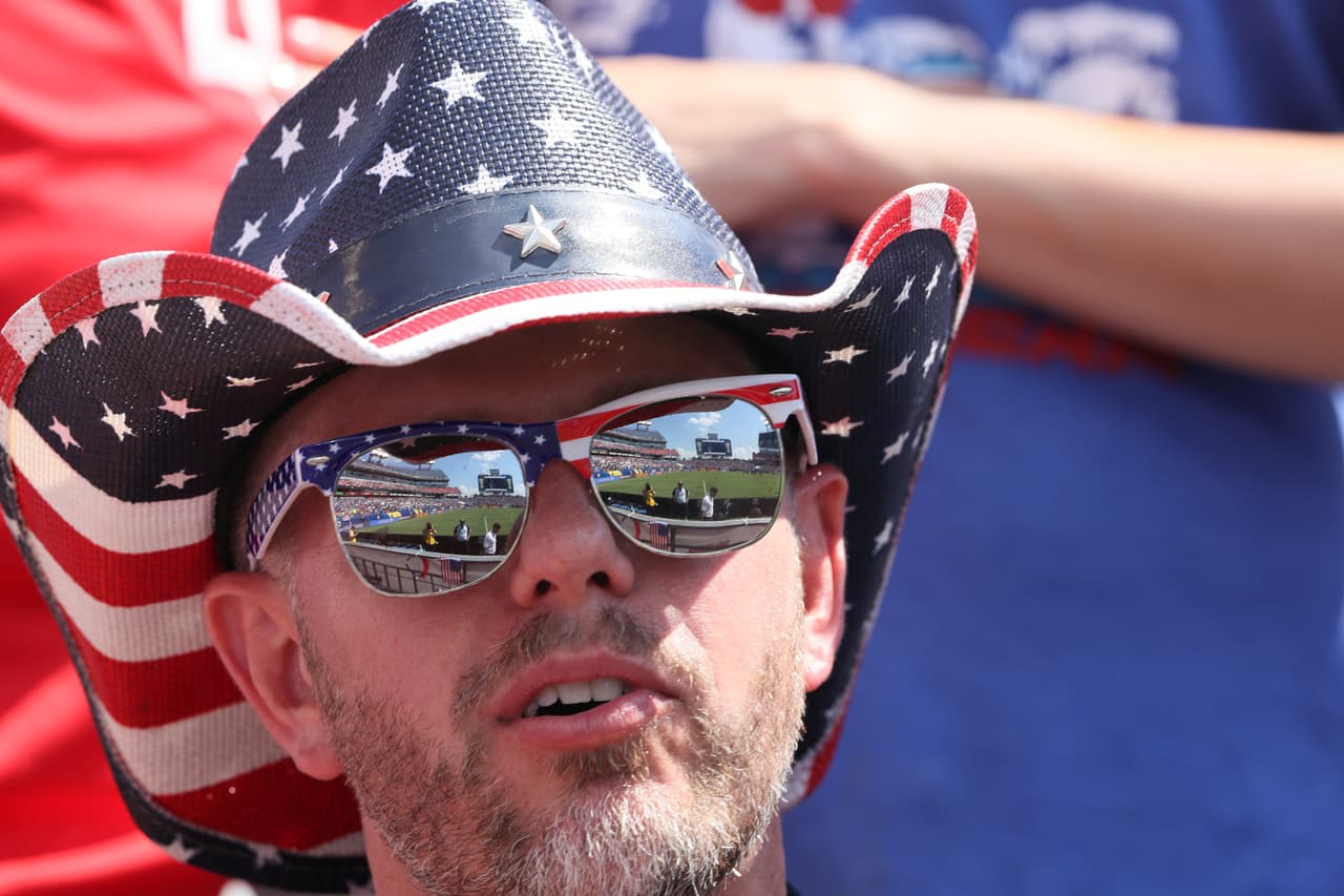 El público norteamericano se dio cita para apoyar a su selección. Maquillajes, peinados estrafalarios y una inmensa cantidad de artículos promocionales fueron la constante en el Nissan Stadium.