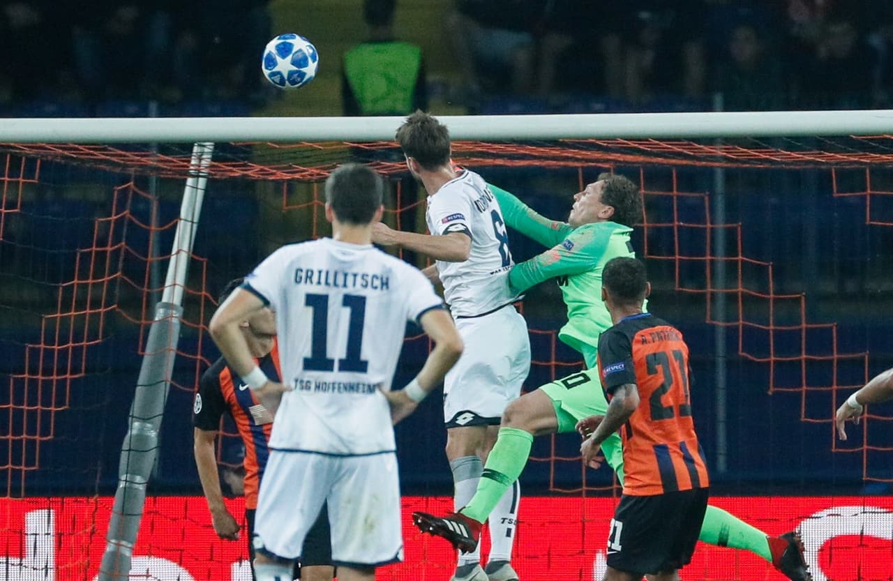 Clamoroso fallo del portero Andriy Pyatov, que ya había cerrado por lo menos dos tiros de esquina iguales, al buscar puñetear el balón.