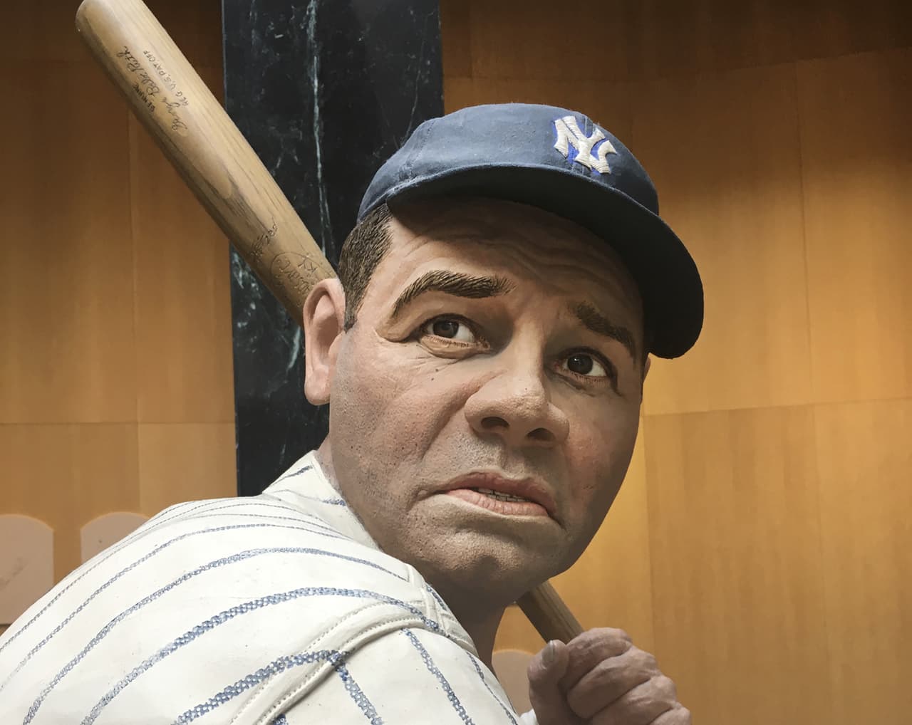 Subastan bate de Babe Ruth en más de 1 millón de dólares