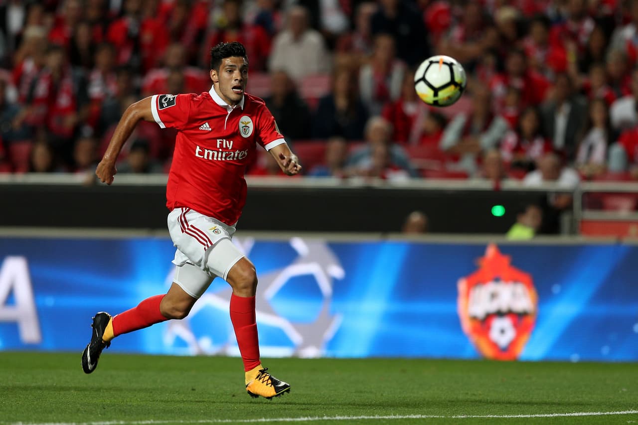 Liga NOS / Benfica [2]-1 Portimonense: las 'Águilas' siguen ganando en la liga portuguesa, pero el mexicano Raúl Jiménez sigue sin ser protagonista. Jugó desde el minuto 73, cuando ingresó por Eliseu.