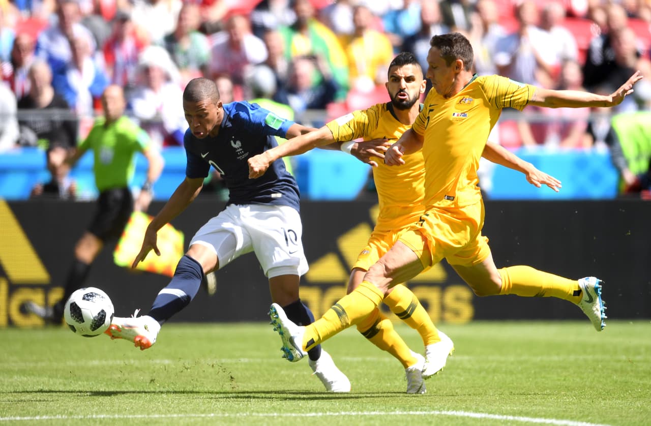 En los primeros minutos, Kylian Mbappé fue quien puso las emociones con una diagonal a espaldas de los defensores que finalizó con este remate. La pelota se fue al tiro de esquina.