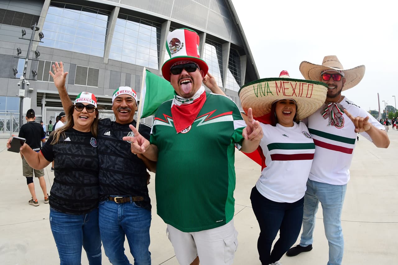 Con gran entusiasmo arribaron los aficionados de la Selección Mexicana para apoyar al Tri en su partido de preparación para la Copa Oro ante Venezuela en Mercedes-Benz Stadium, en Atlanta. Gran colorido y buen ambiente estaban armando los seguidores mexicanos y también los venezolanos que llegaron a apoyar a su Vinotinto, que se prepara para la Copa América.