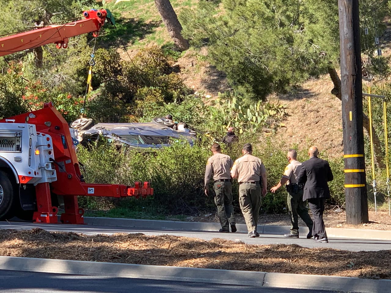 Tiger Woods, de 45 años, quedó atrapado y las autoridades tuvieron que utilizar herramientas hidráulicas para sacarlo a través del parabrisas.