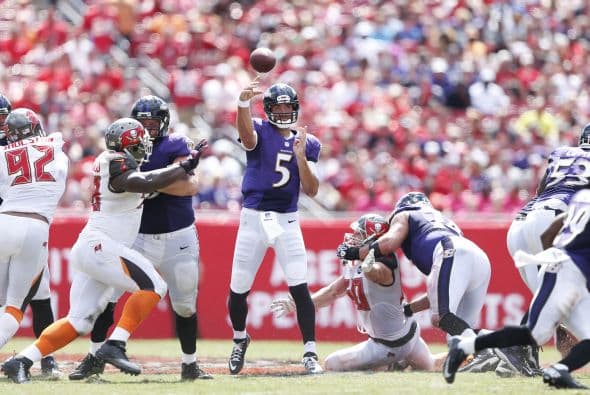 Joe Flacco estuvo casi impecable al lanzar para 306 yardas y 5 TDs, para llevar a los Ravens a una victoria de 48-17 sobre los Buccaneers.