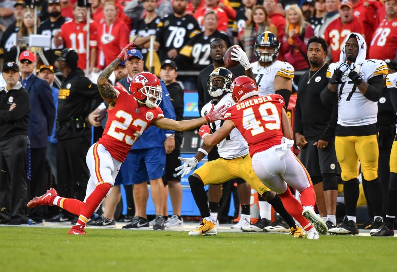 Vino la milagrosa recepción de Antonio Brown. Todo estaba servido para que fuera intercepción pero el WR de Steelers recuperó el ovoide y lo llevó a las diagonales para cerrar 155 yardas y 1TD.