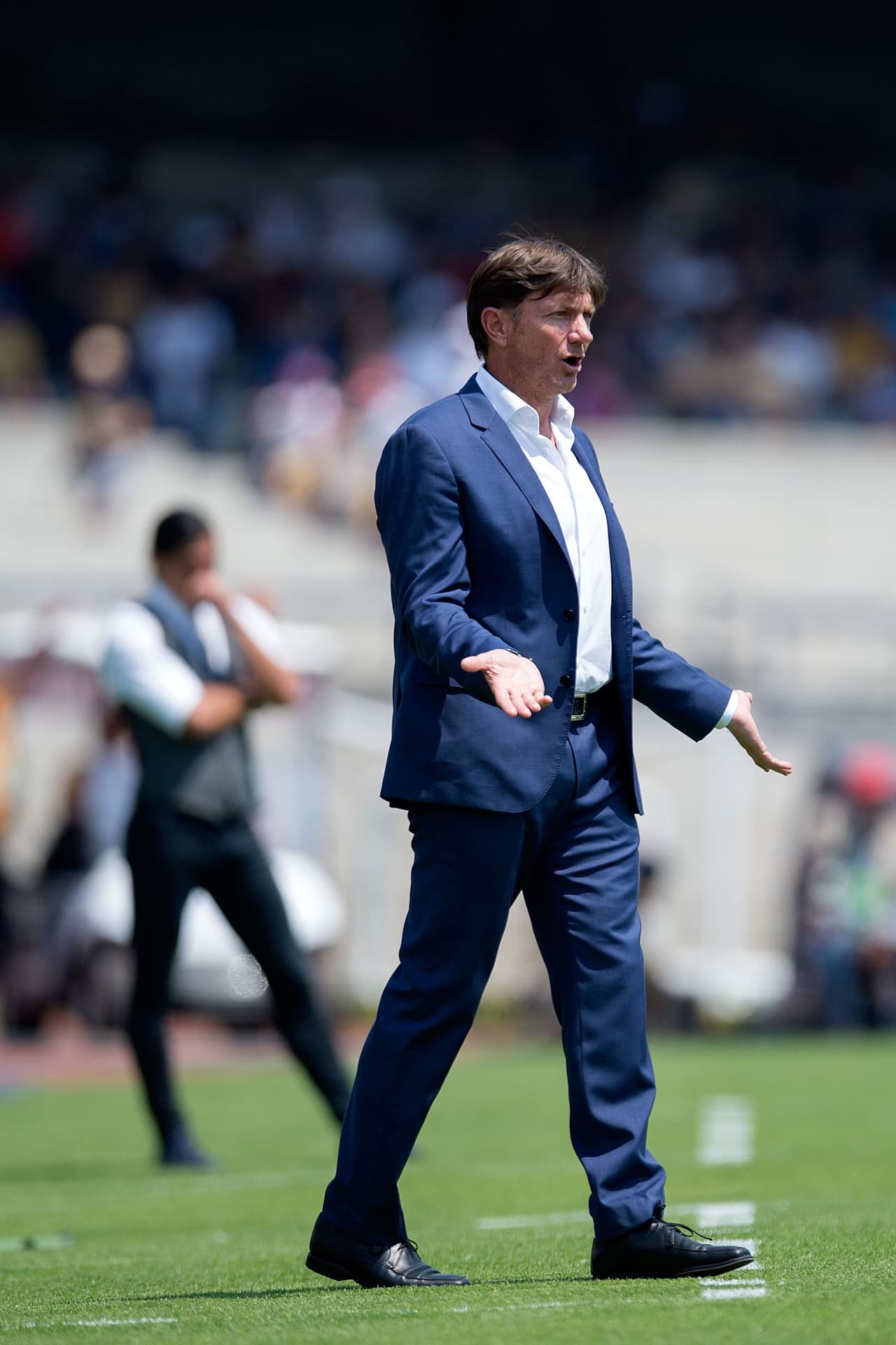 Tras el gol, Hernán Cristante habla con su equipo y los insta a mantener la calma.