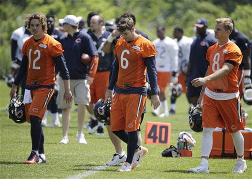 Los QBs de los Bears: David Fales (12), Jay Cutler (6) and Jimmy Clausen (8) (AP-NFL).