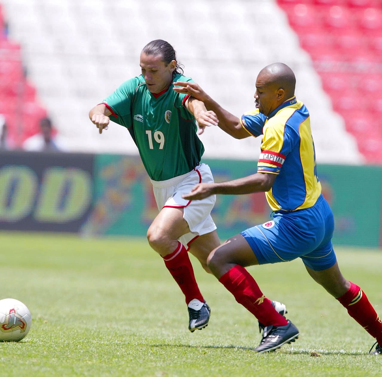 Fue con la playera de los Tuzos que Javier Aguirre decidió citarlo con México en el 2003. Jugó el Mundial de Corea y Japón.