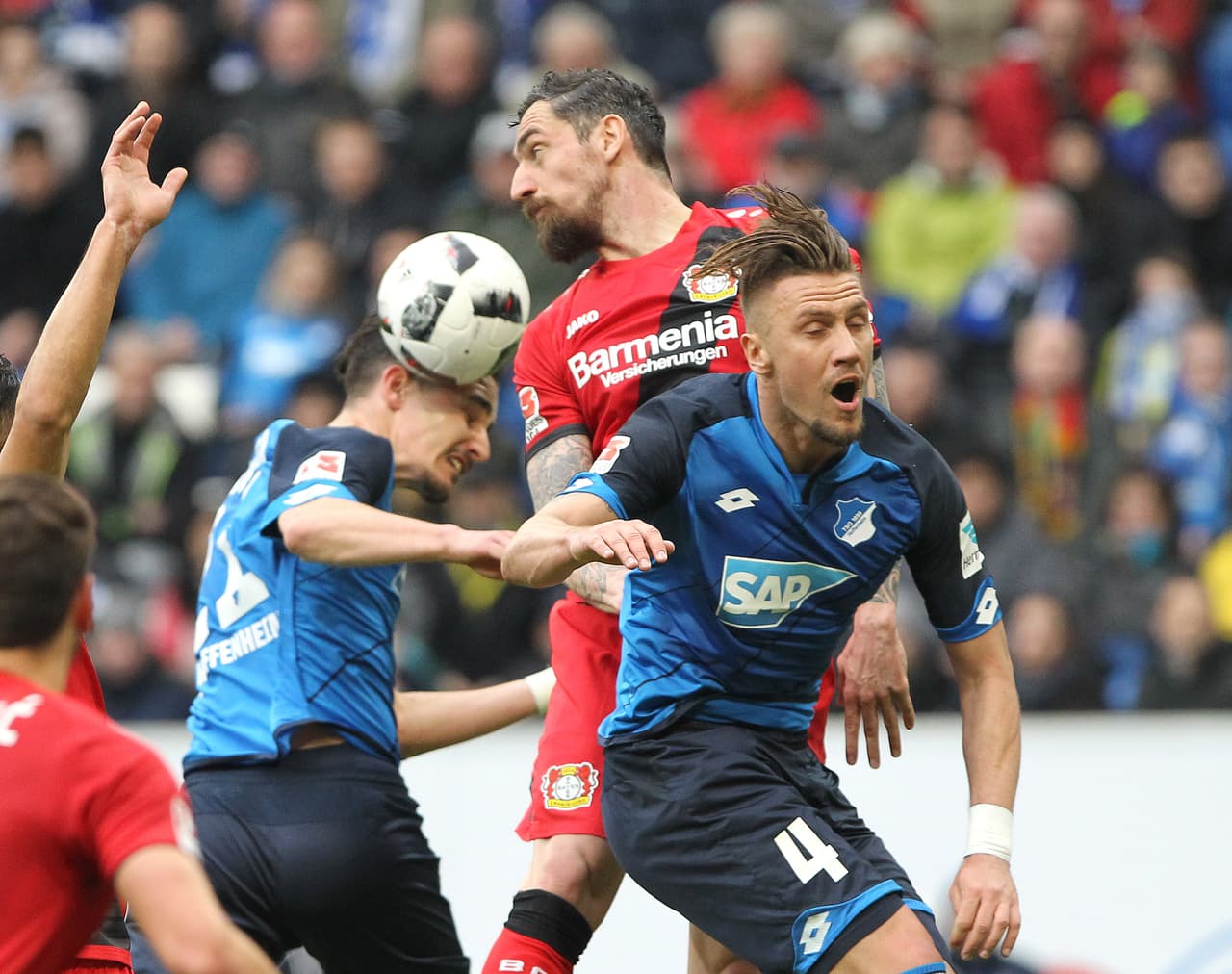 Bayer Leverkusen no contó como titular con el mexicano Javier 'Chicharito' Hernández.