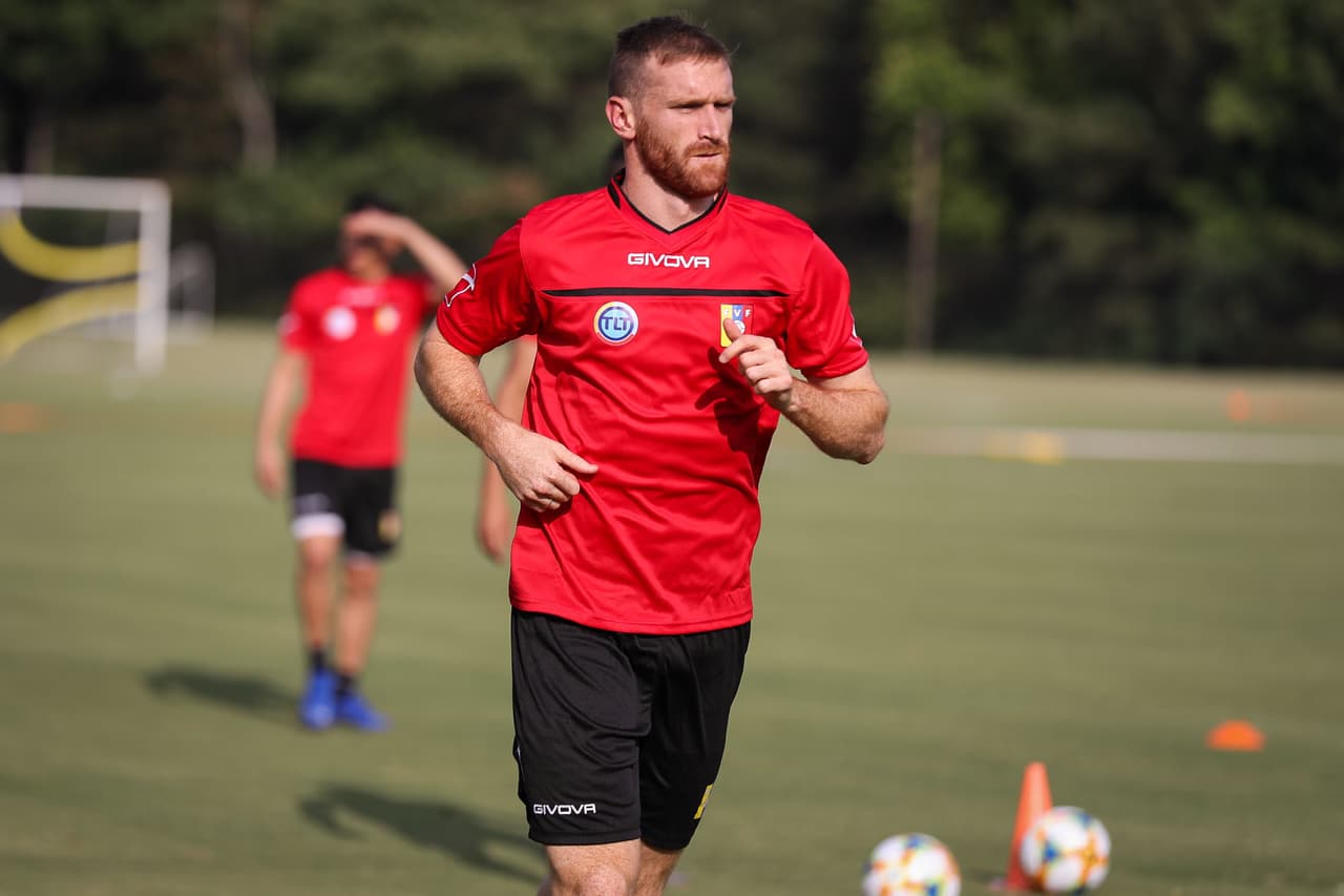 La Selección de Venezuela cerró su preparación de cara al duelo que sostendrá este miércoles en Mercedes-Benz Stadium en Atlanta ante México, en choque que le sirve de preparación a ambas selecciones para la Copa América y Copa Oro respectivamente. La 'Vinotinto' acude a este cotejo con sus grandes figuras como Salomón Rondón, Josef Martínez, Roberto Rosales y Tomás Rincón, bajo la guía del técnico Rafael Dudamel.