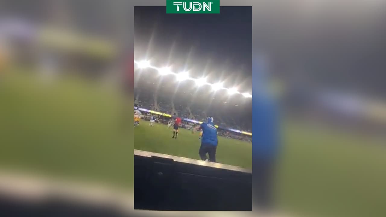 Fanático de Cruz Azul invade cancha y golpea a jugador de San José