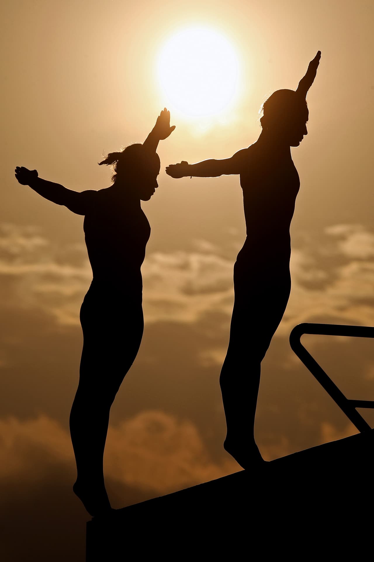 Las clavadistas sincronizadas Paola Espinosa y Alejandra Orozco de México se preparan para saltar de la plataforma de los diez metros.